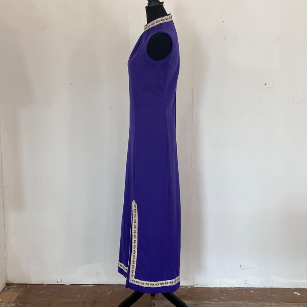 1960s Royal Purple vintage dress with gold and silver metallic threading - Picture 4 of 14